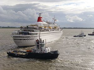 English: The cruise ship Black Watch is leavin...